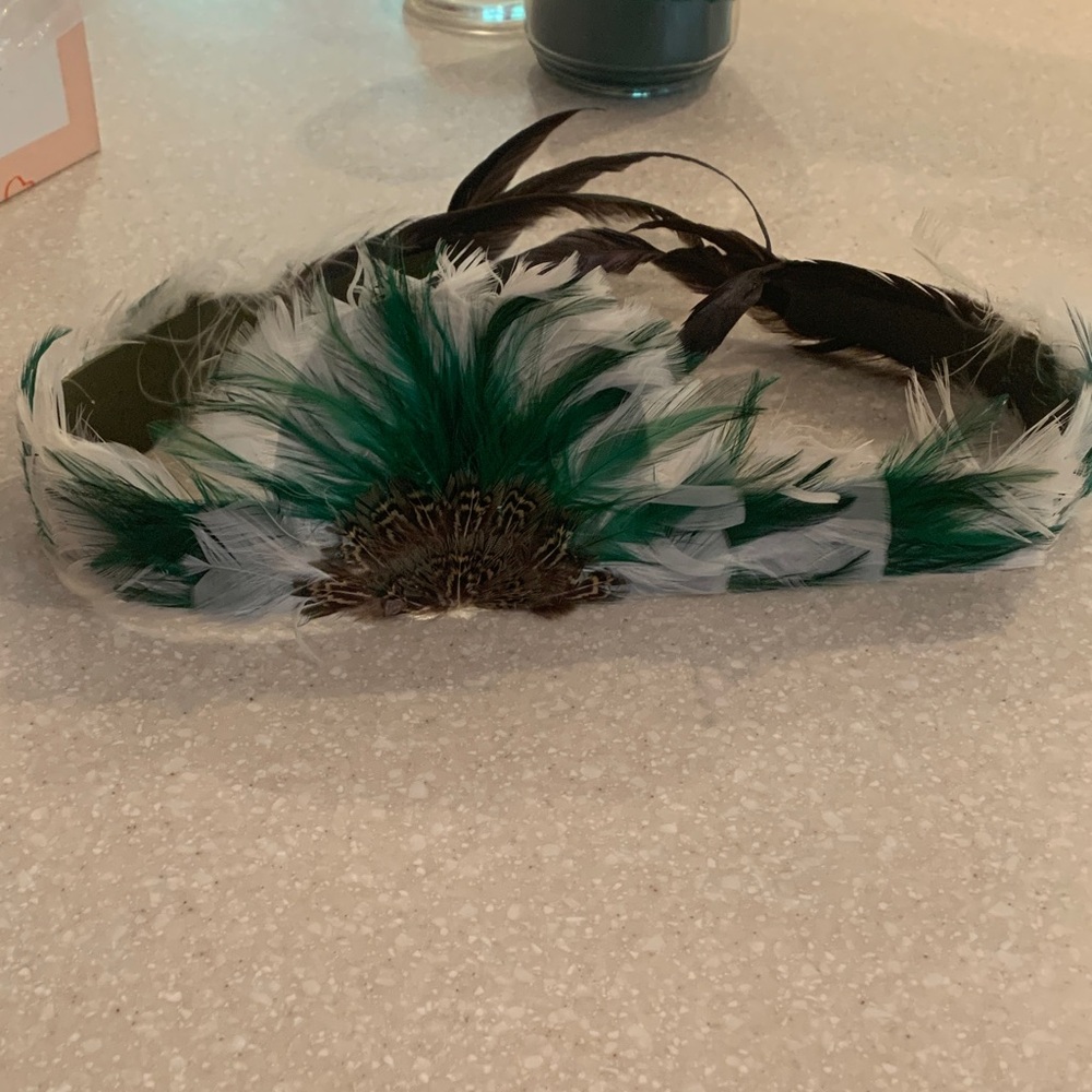 Elegant Feathered Hat Band - Green and White